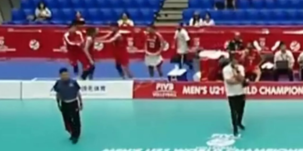 Maç sırasında şok anlar! Oyuncular yumruk yumruğa kavga etti