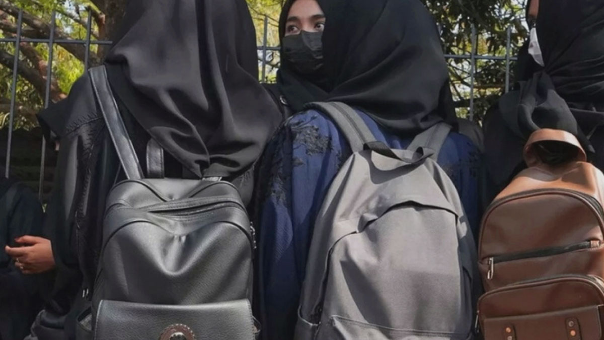 Avusturya'da 14 yaş altına başörtüsü yasağı