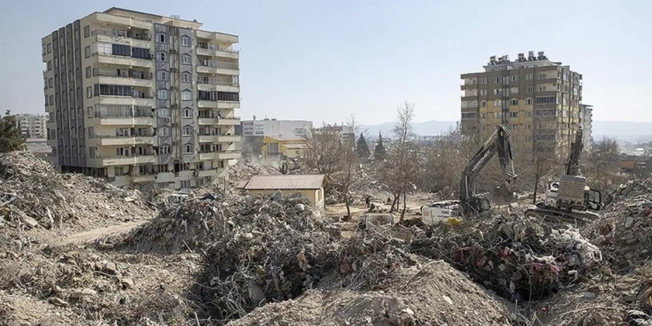 Depremde 55 kişi yaşamını yitirmişti: Reyyan Apartmanı davasında kamu görevlilerine dava açıldı: 22 yıl hapis istemi