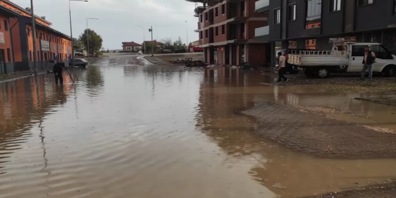 Sağanak sokakları göle çevirdi