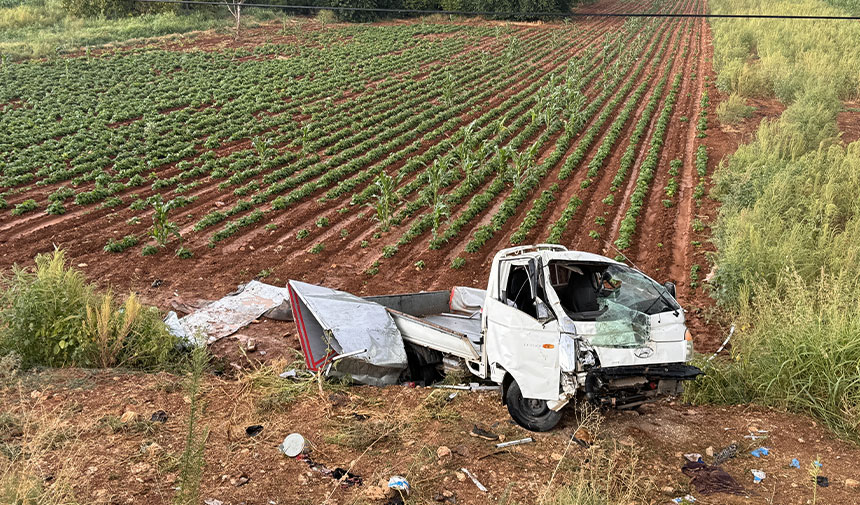 İşçileri taşıyan pikap devrildi: Ölü ve yaralılar var