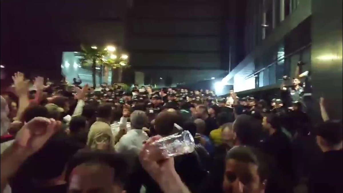 Abluka altına alınmıştı: CHP İstanbul İl Başkanlığı önüne yeni barikatlar kuruldu