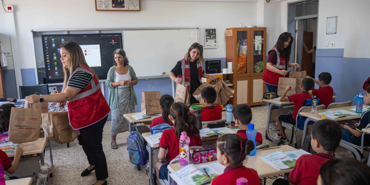 Bornova Belediyesi’nden okulun ilk günü öğrencilere destek