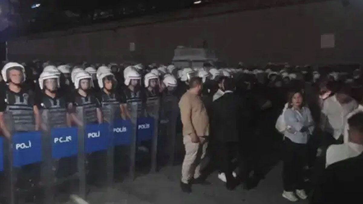 CHP üyesinden İstanbul İl Başkanlığına girişini engelleyen polisler hakkında suç duyurusu