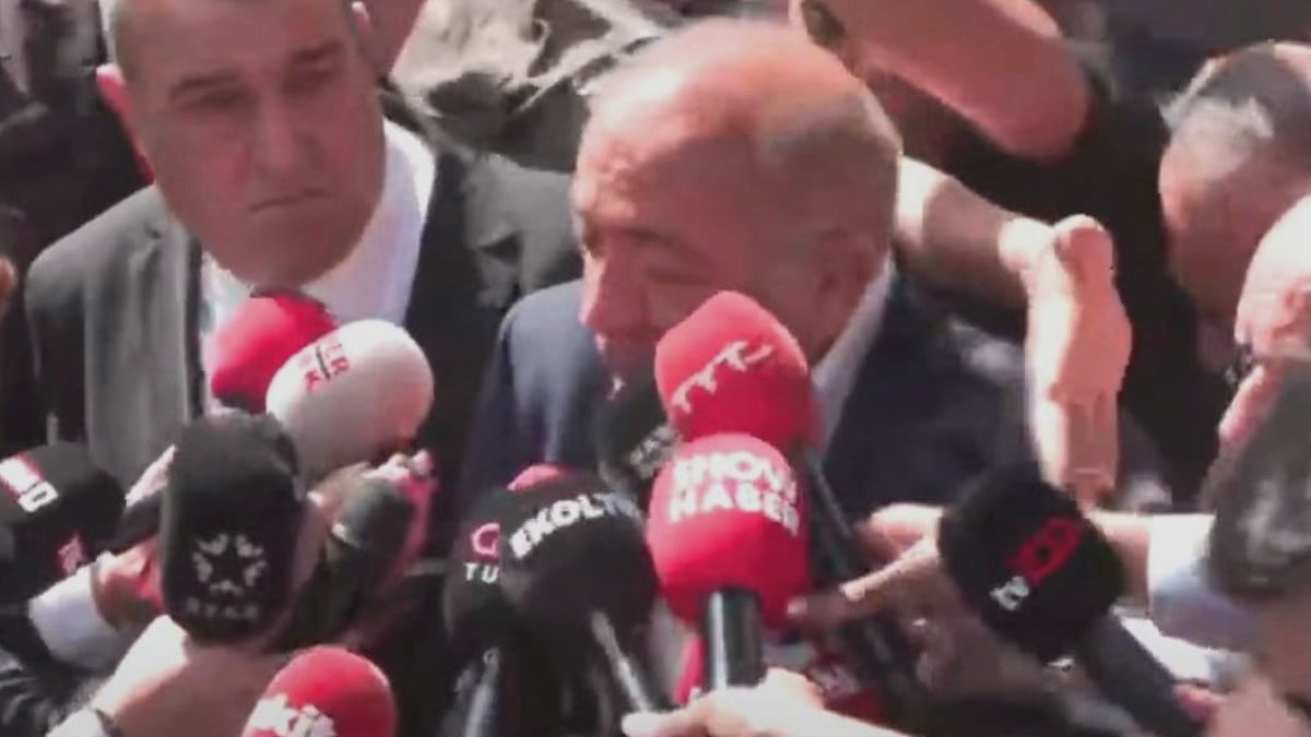 Kayyum Gürsel Tekin'e su şişeli protesto