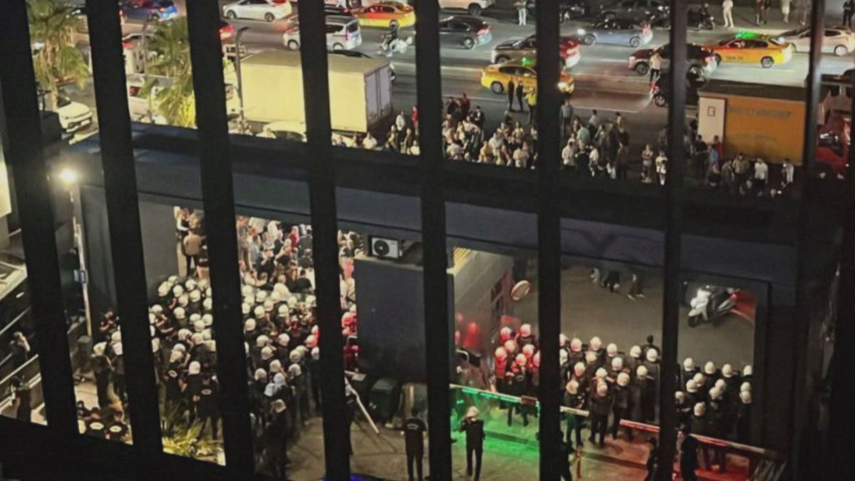CHP İstanbul İl Başkanlığı'na polis ablukasında 10 gözaltı