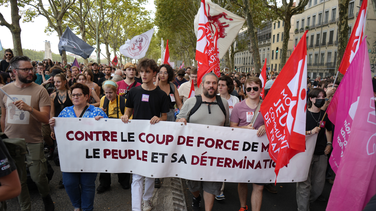 Fransa'da Macron'un başbakan kararına protesto