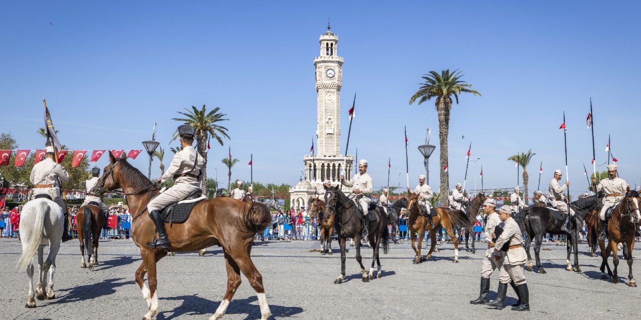 İzmir'in düşman işgalinden kurtuluşunun 103'üncü yılı Konak Meydanı'nda kutlandı
