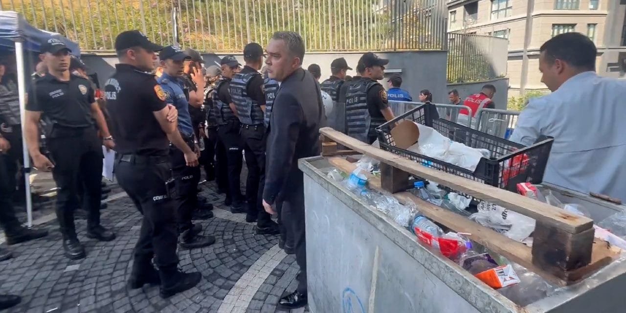 Özgür Özel'in ofisine çöp konteyneri ile barikat kuruldu: Emniyet amirinden dikkat çeken açıklama