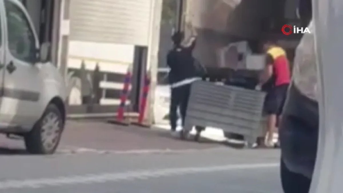 Kargo paketlerini araca fırlattılar: O anlar kaydedildi