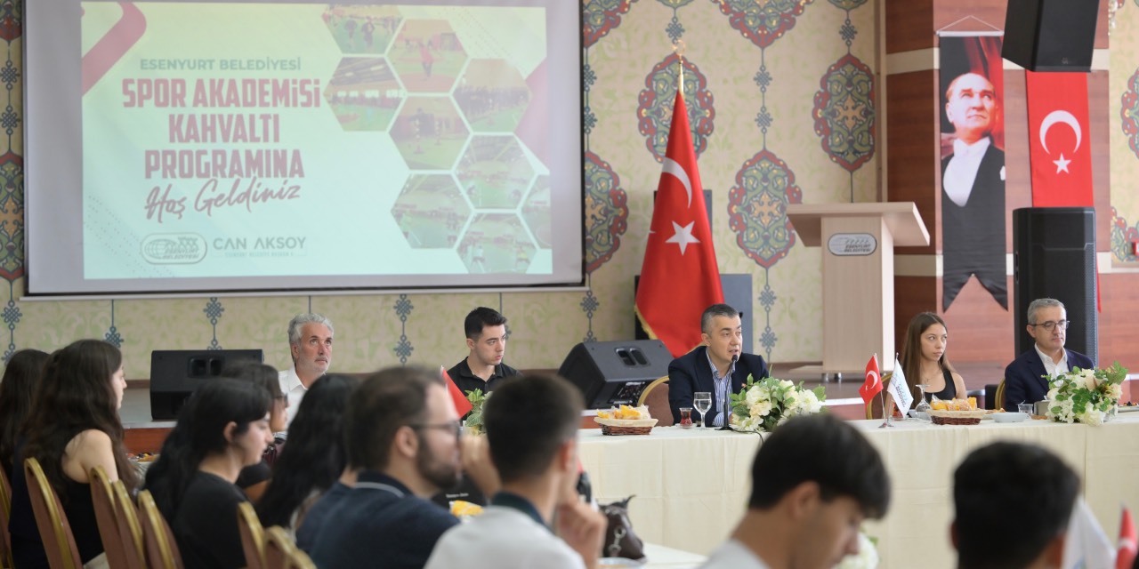 Esenyurt Belediye Başkan Vekili Aksoy, spor akademisi öğrencileriyle buluştu