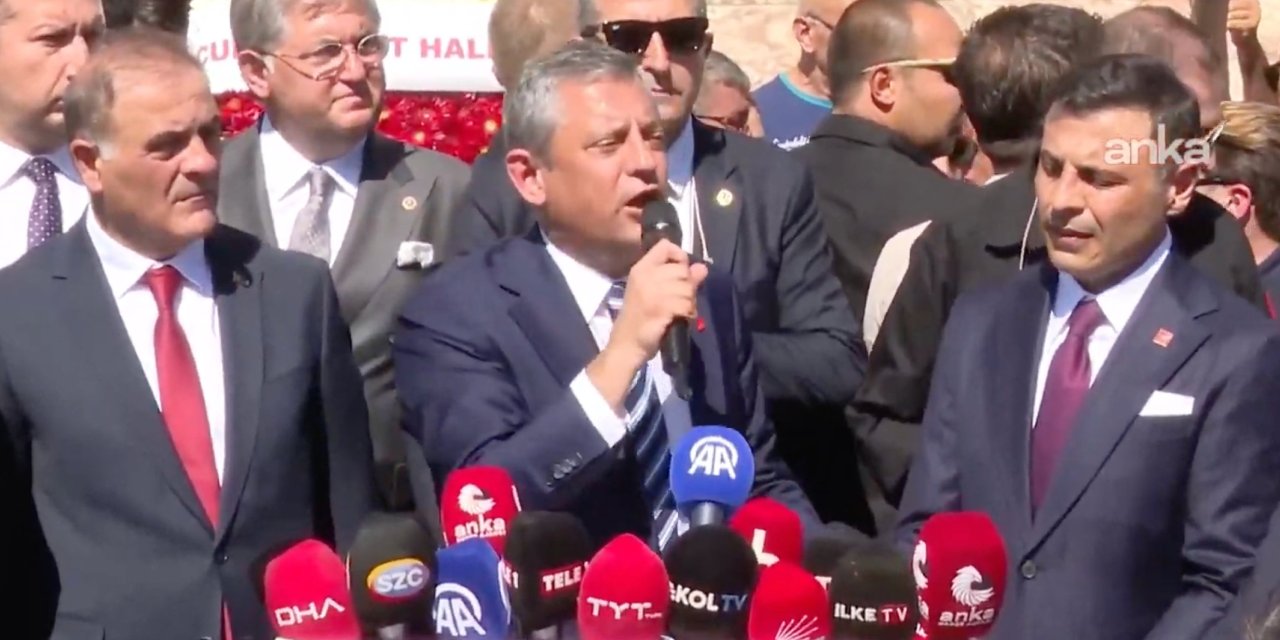 Özgür Özel'den kayyum atamalarına Taksim'de tepki: Sandığı kaldırmak isteyenlere teslim olmayacağız