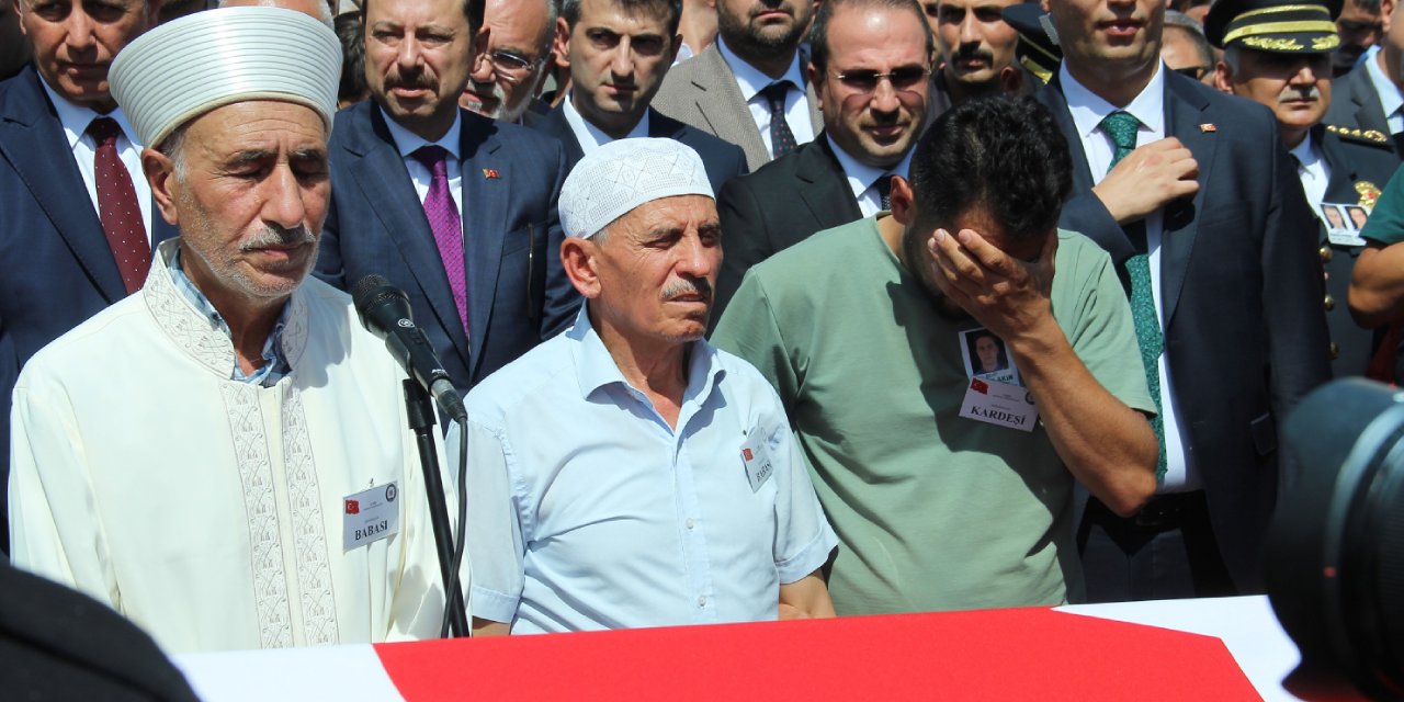 İzmir'deki karakol saldırısında şehit olan Hasan Akın'ın cenaze namazını emekli imam babası kıldırdı