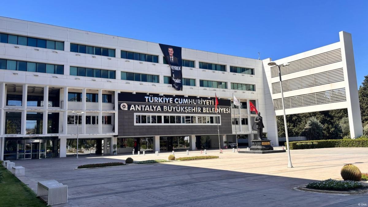 Son dakika haberi... Antalya'da Belediyesi'ne yeni operasyon: 20 gözaltı