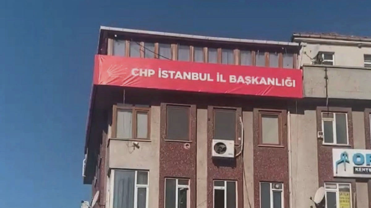 CHP'nin Bahçelievler binasındaki 'İstanbul İl Başkanlığı' yazısı yenilendi