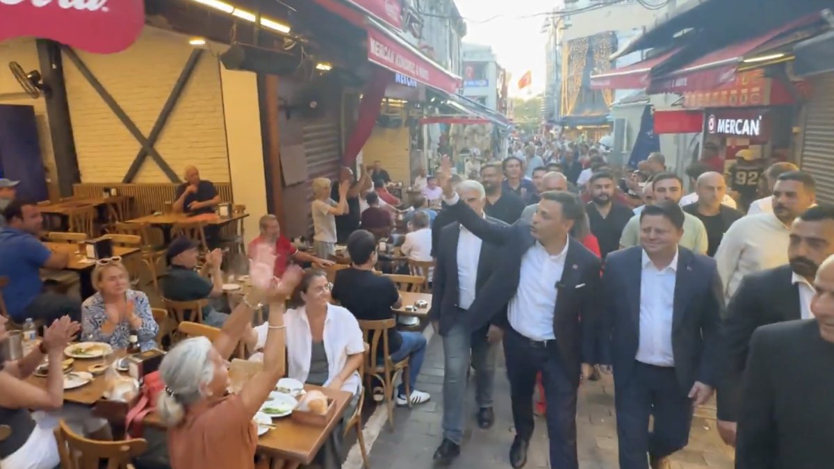 Özgür Çelik Kadıköy'de alkışlarla karşılandı