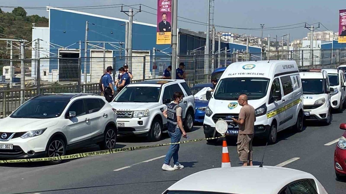 Marmaray istasyonu önünde şok eden olay: Araçtan ceset çıktı