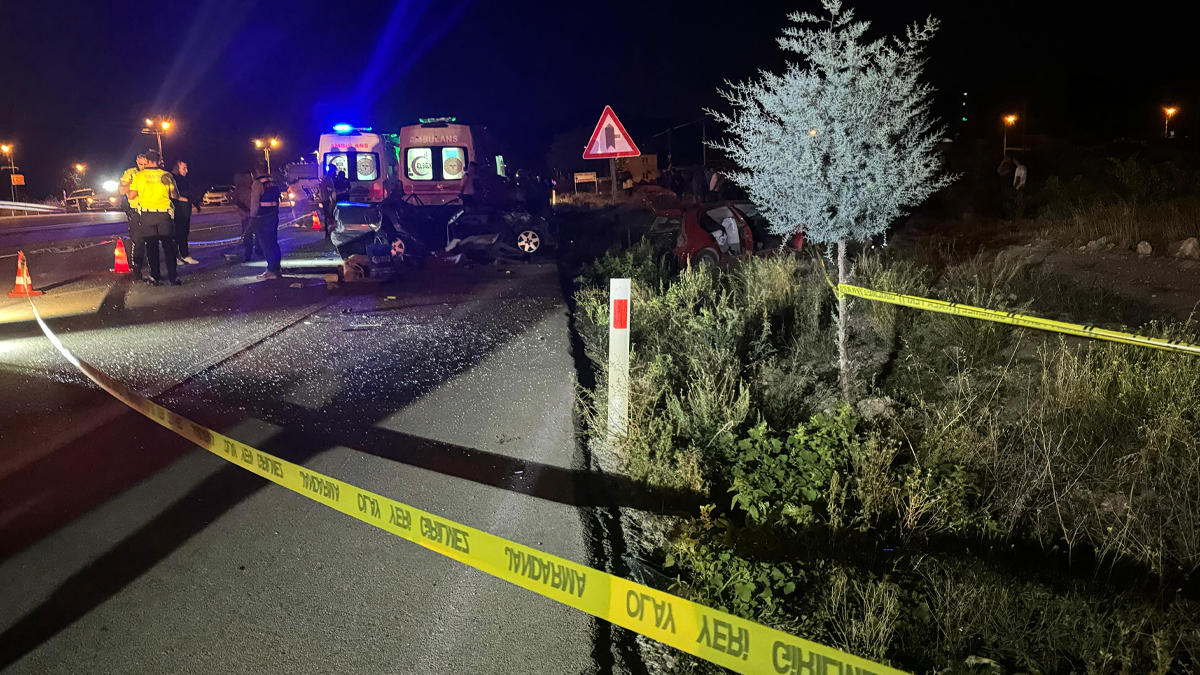 Burdur'da iki otomobil kafa kafaya çarpıştı: 2 ölü, 3 yaralı