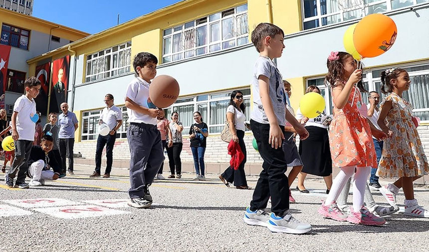 Okullar yarın açılıyor... 20 milyondan fazla öğrenci ders başı yapacak