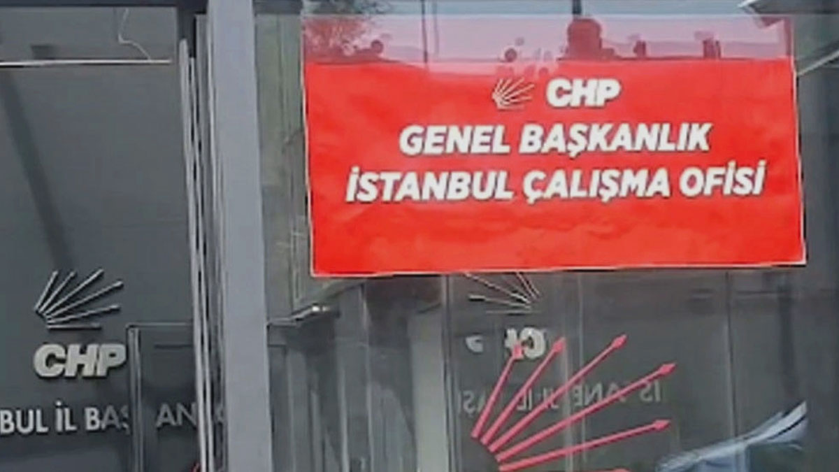 CHP'nin Sarıyer'deki binasına "Genel Başkanlık İstanbul Çalışma Ofisi" tabelası asıldı