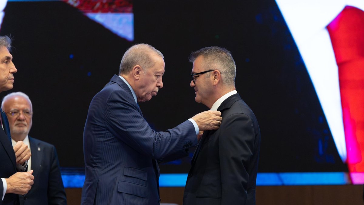 İki başkan daha AK Parti'te geçti: Rozetlerini Erdoğan taktı