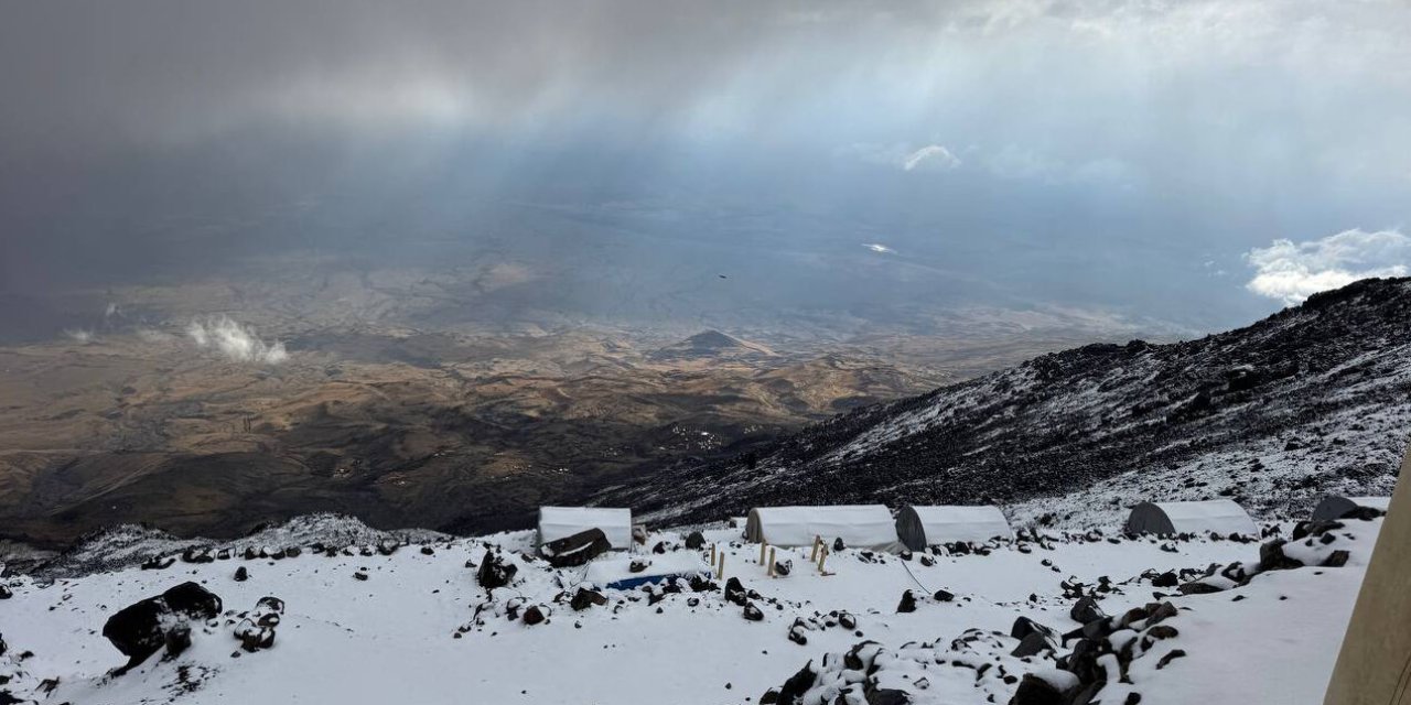 Eylül'ün ortasında Türkiye'nin o noktasına kar yağdı!