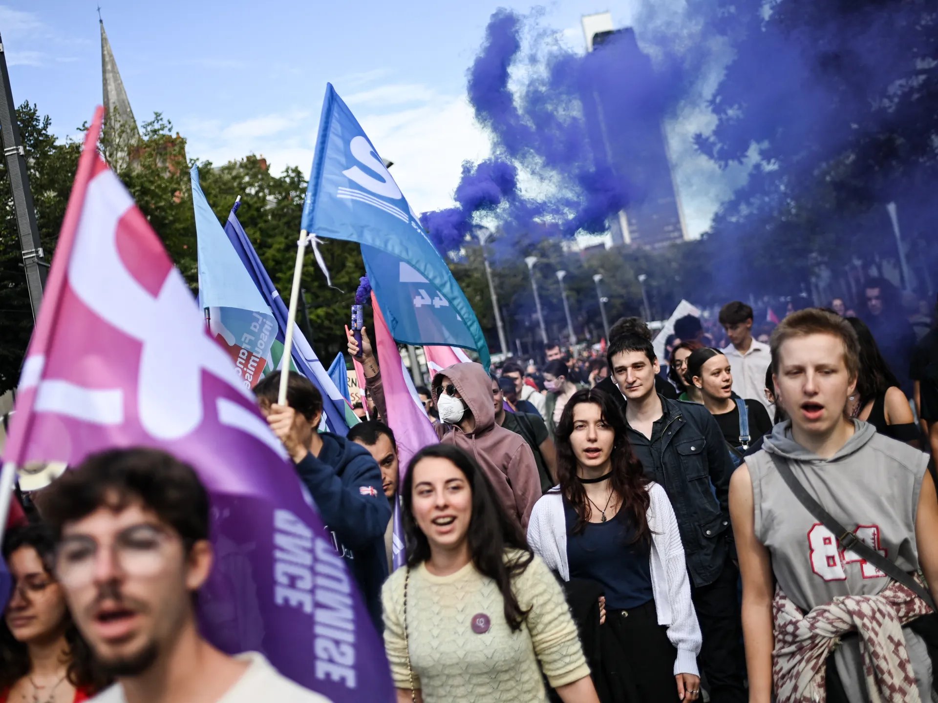 Fransa'da halk sokaklarda! Macron'un başbakan seçimini protesto edildi