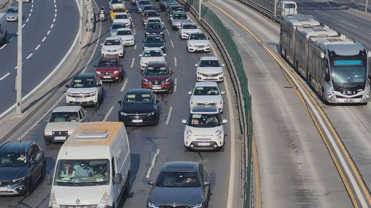 İstanbul'da haftanın son iş gününde de trafik yoğun