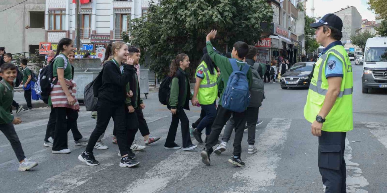 Esenyurt zabıtası, okul önlerinde öğrenci güvenliği için görev başında