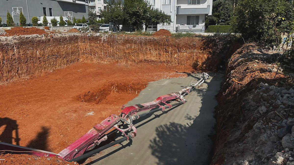 Uşak’ta beton pompası kırıldı: 2 işçi yaralandı