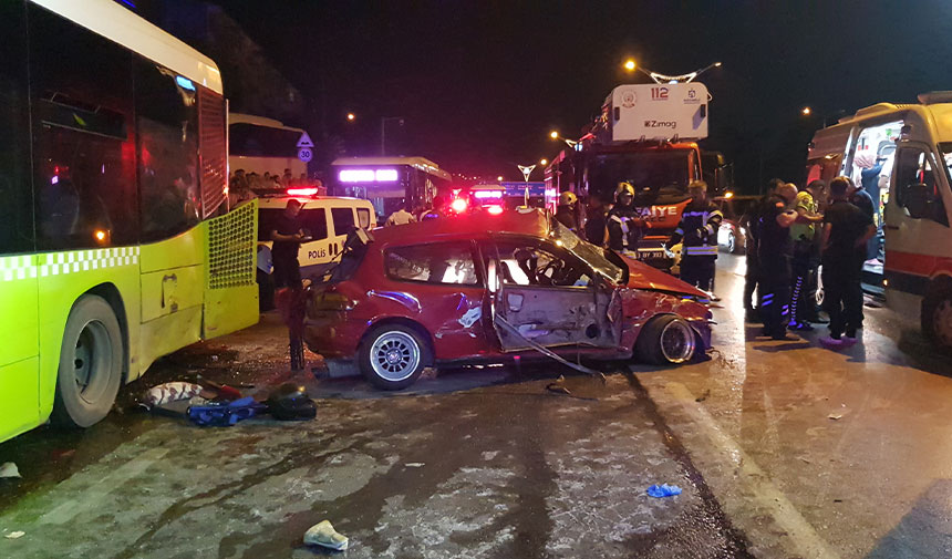 Kocaeli'de otomobil belediye otobüslerine çarptı: 1 ölü, 3 yaralı