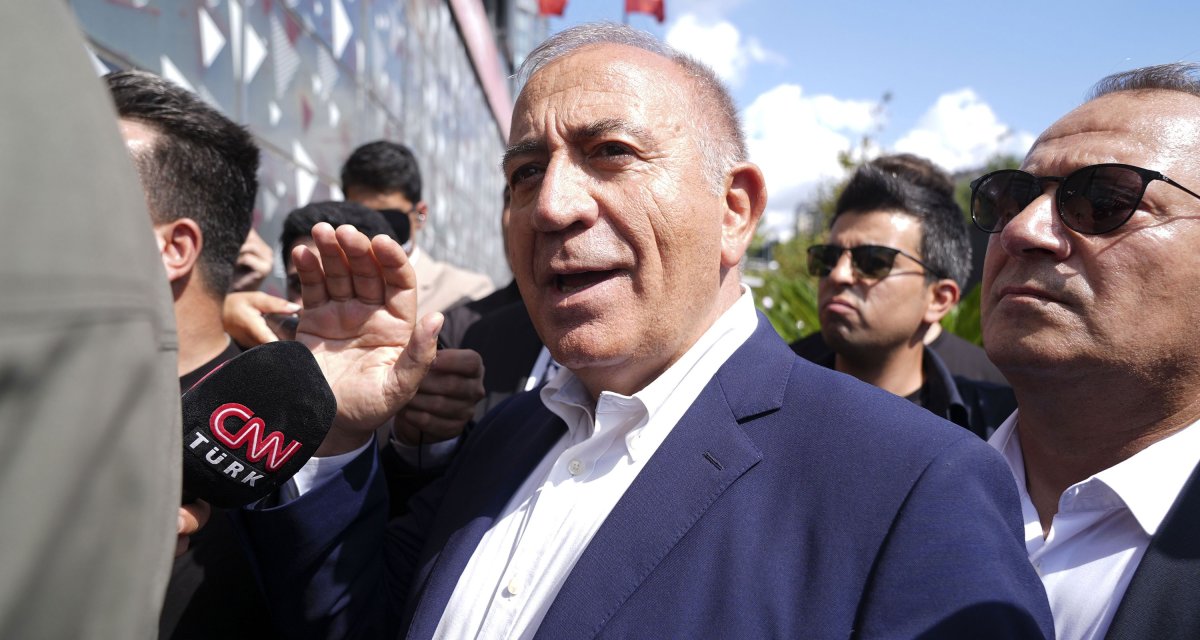 Gürsel Tekin CHP’nin Sarıyer’deki binasında
