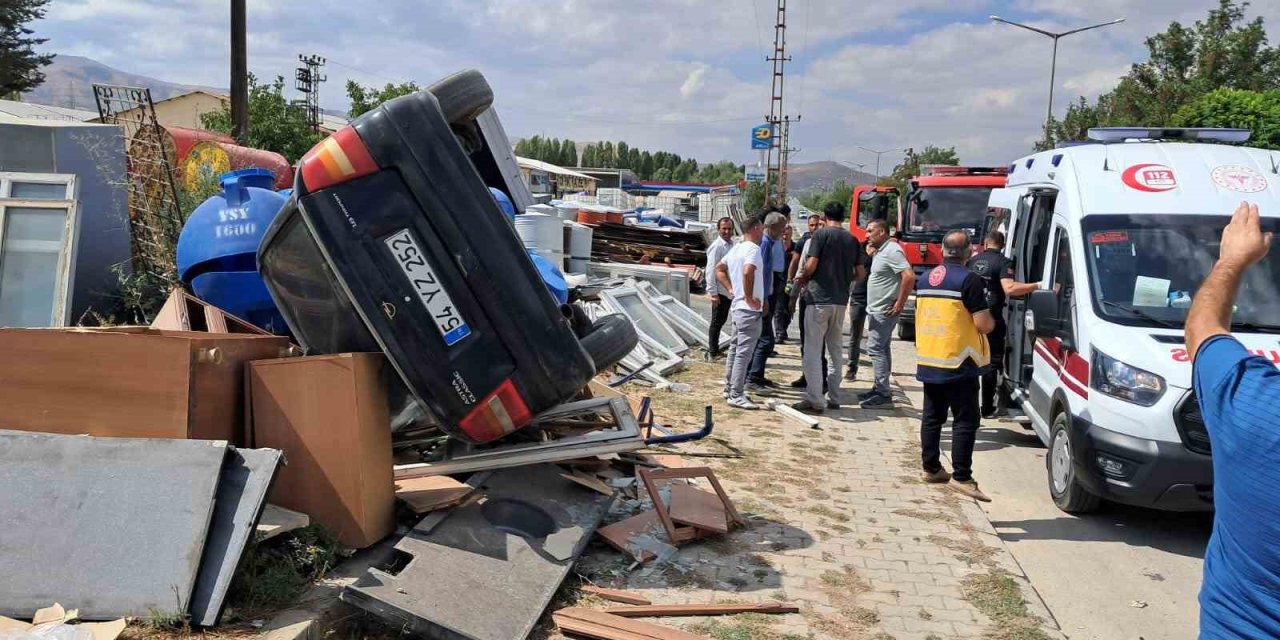 Otomobil hurda dükkanına daldı: 2 yaralı