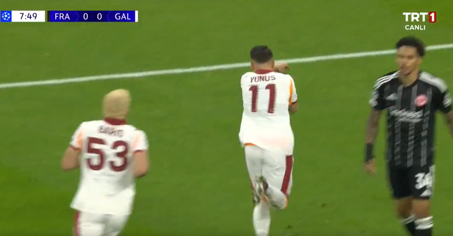 Galatasaray Frankfurt maçında Yunus Akgün'den gol sonrası Kerem Aktürkoğlu göndermesi
