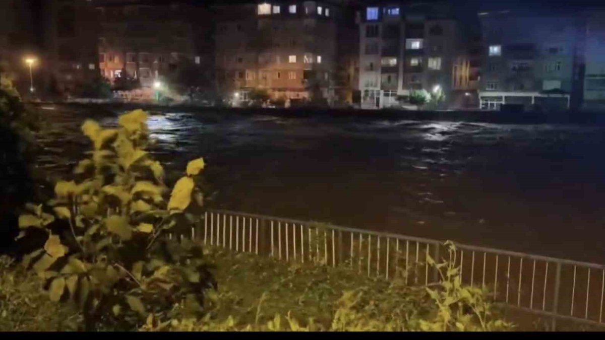 Rize'de sağanak hayatı felç etti: Yollar kapandı, dereler taştı