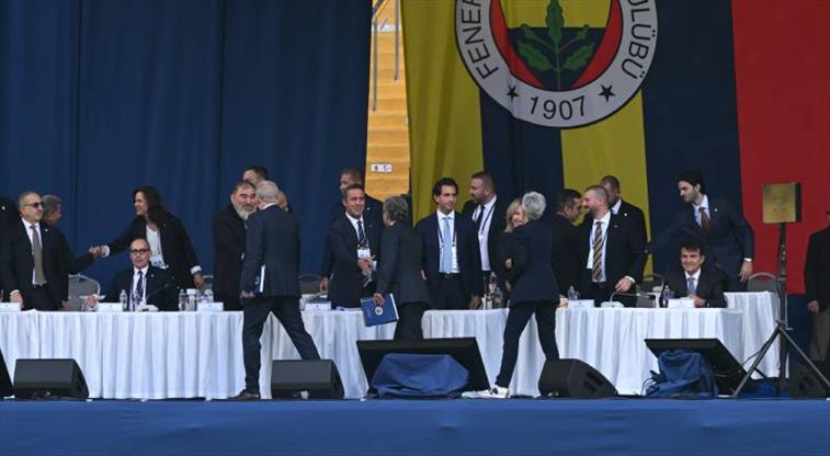 Fenerbahçe kongresinde kriz: Sen kimsin o ifadeyi hemen geri al
