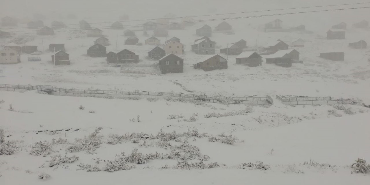 Dün sağanak yağış bugün kar… Karadeniz'de kış beklenenden erken geldi: Kar kalınlığı 60 santimetreye ulaştı