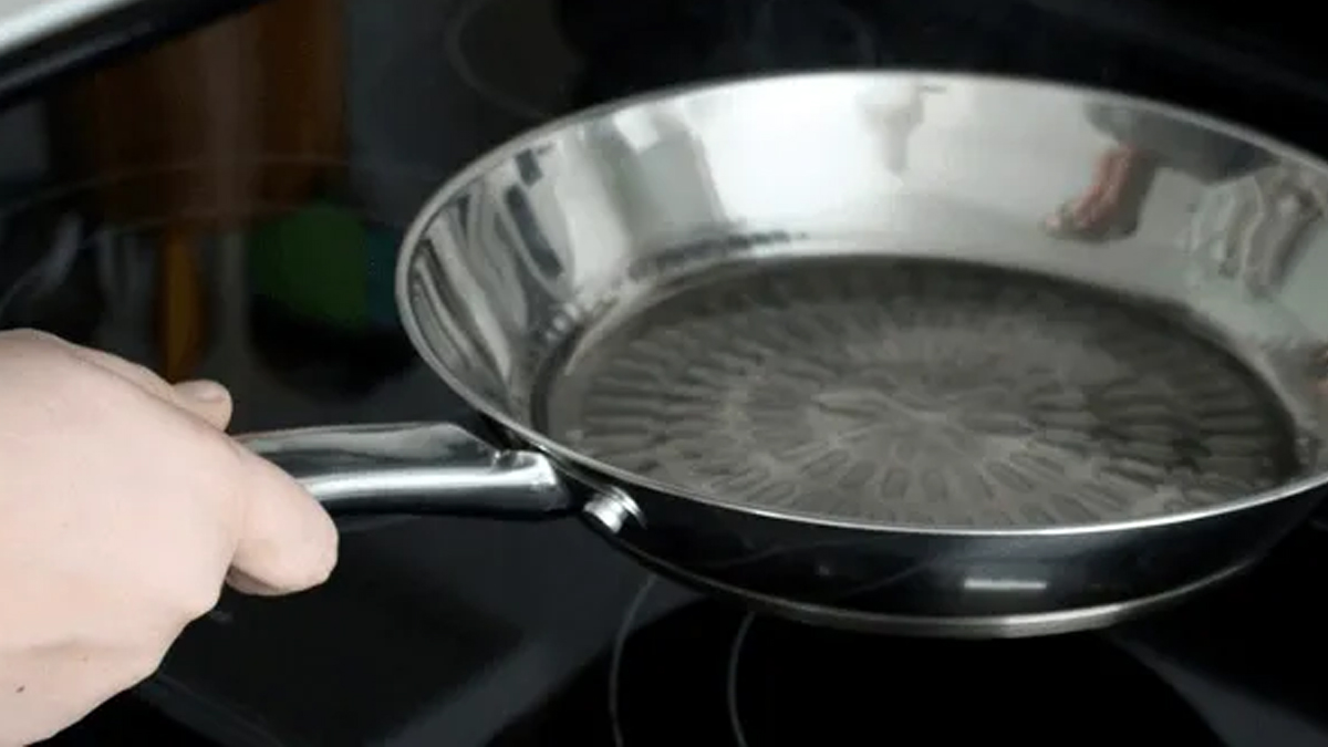 Çelik tavaları yapışmaz tavaya döndürün: Sadece 3 dakikada