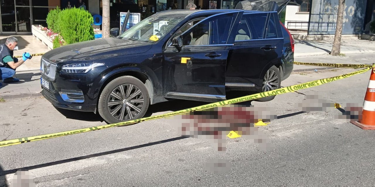 Patronunu vurup, kulağını ısırarak kopardı