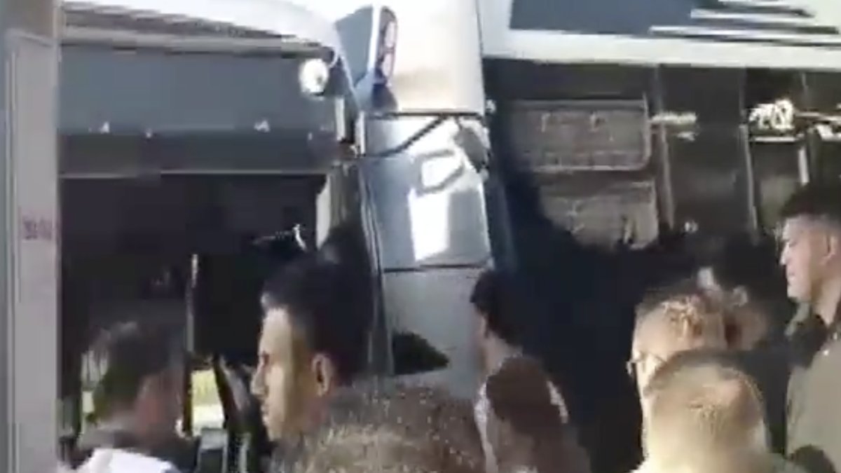 Kadıköy'de 2 metrobüs çarpıştı