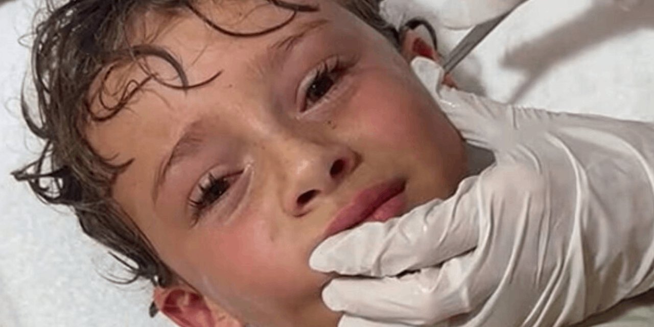 "Kafamın içinde bir şey var" diyen çocuğun kulağından küçük yengeç çıktı