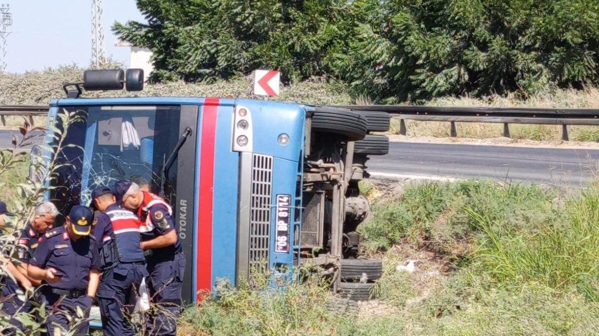 Mersin'de cezaevi aracı devrildi: 13 yaralı