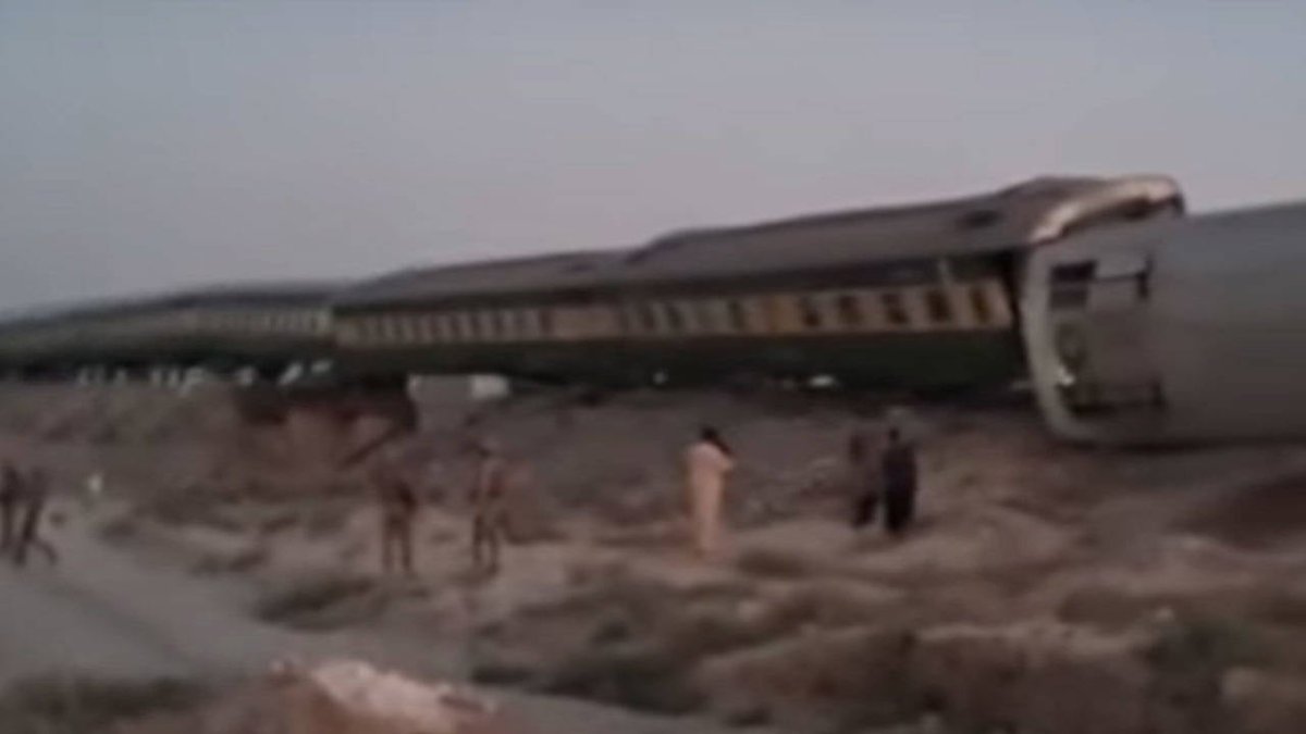 Pakistan'da yolcu trenine bombalı saldırı