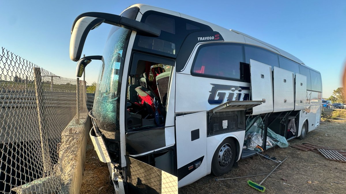 Mersin'de yolcu otobüsü kazası refüje çarptı
