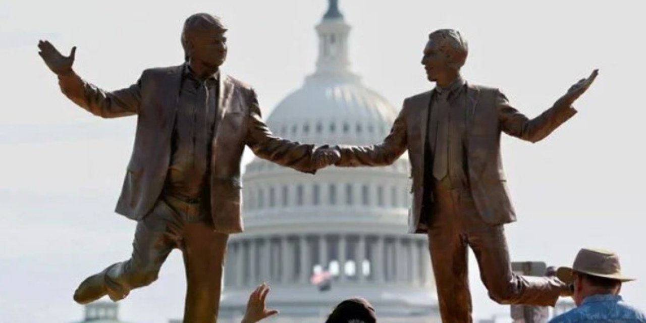 Trump–Epstein heykeli Washington’u karıştırdı