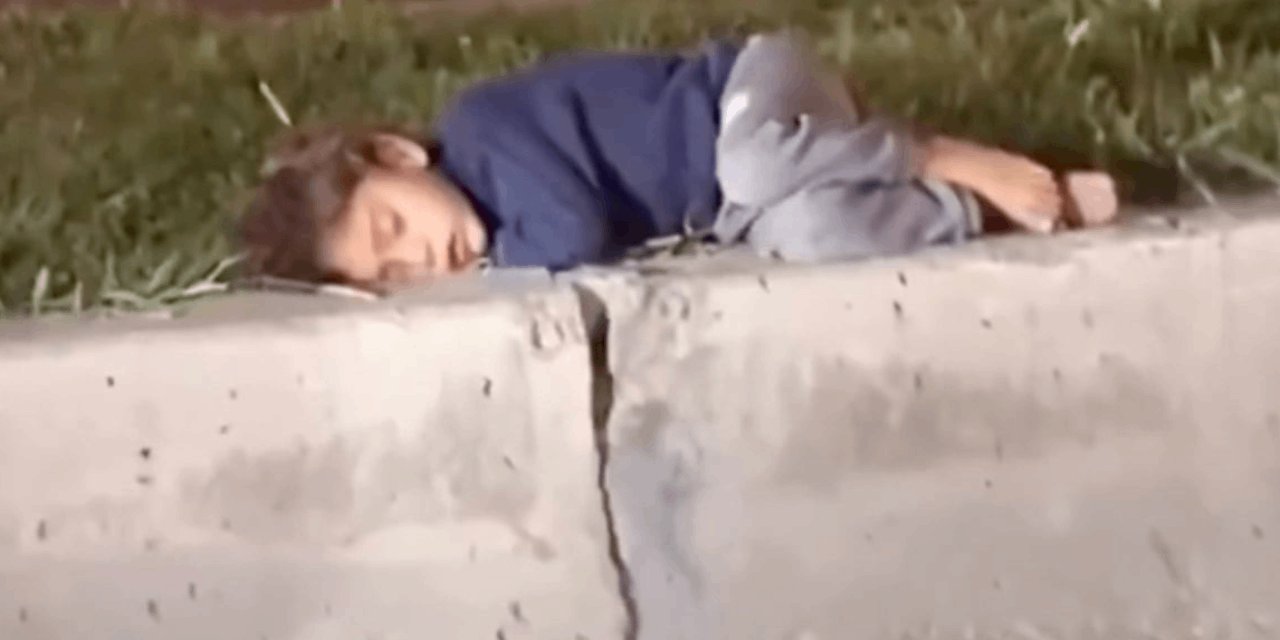 Sokakta beton üstünde uyuyan çocuk yürek burkmuştu! Devlet harekete geçti