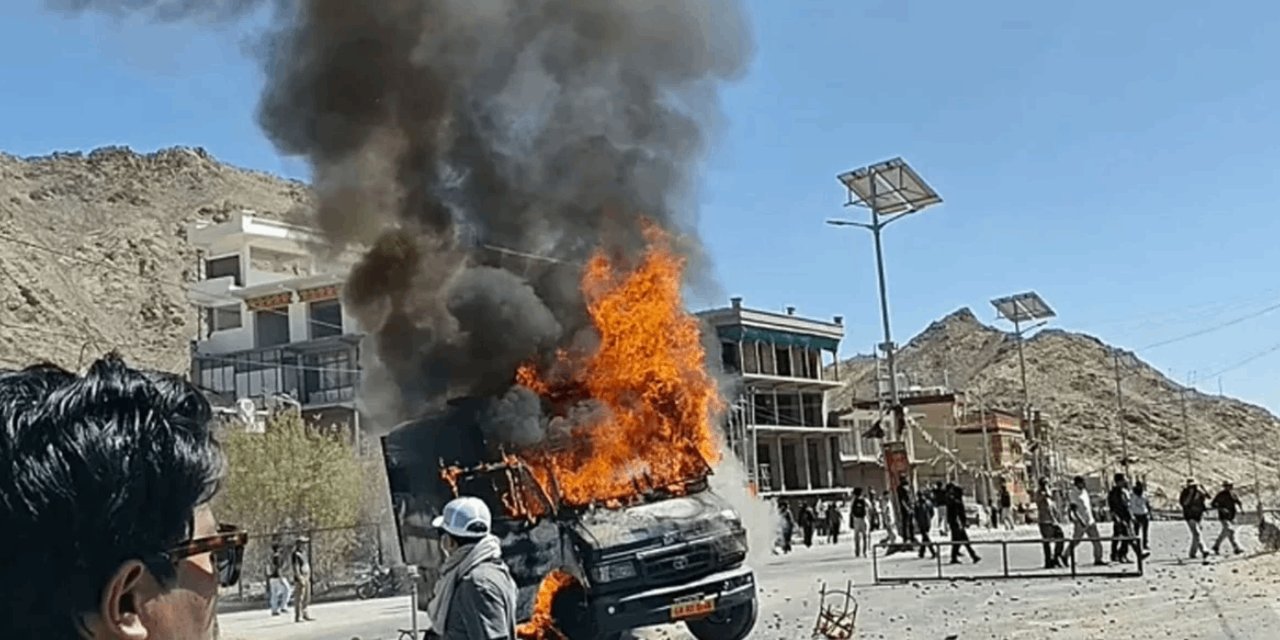 Hindistan'da sokağa çıkma yasağı ilan edildi