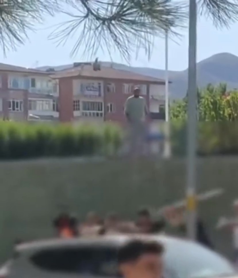 Cadde ortasında bıçaklı ve sopalı kavga: 3 yaralı