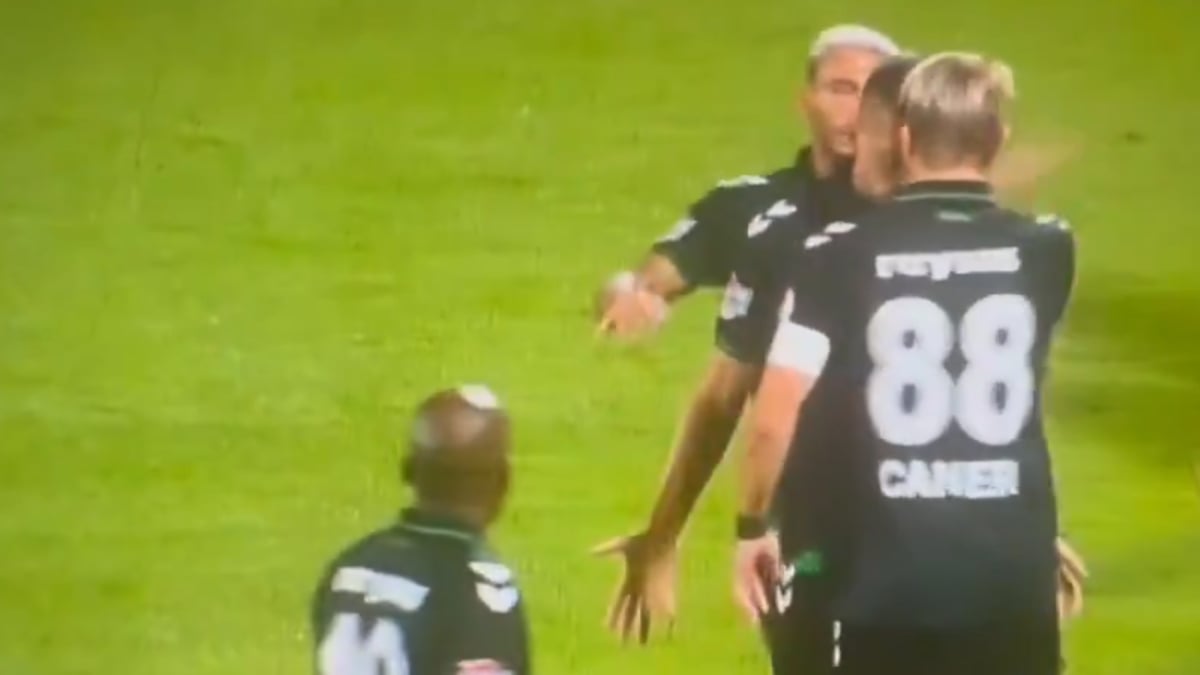Caner Erkin takım arkadaşına tokat attı