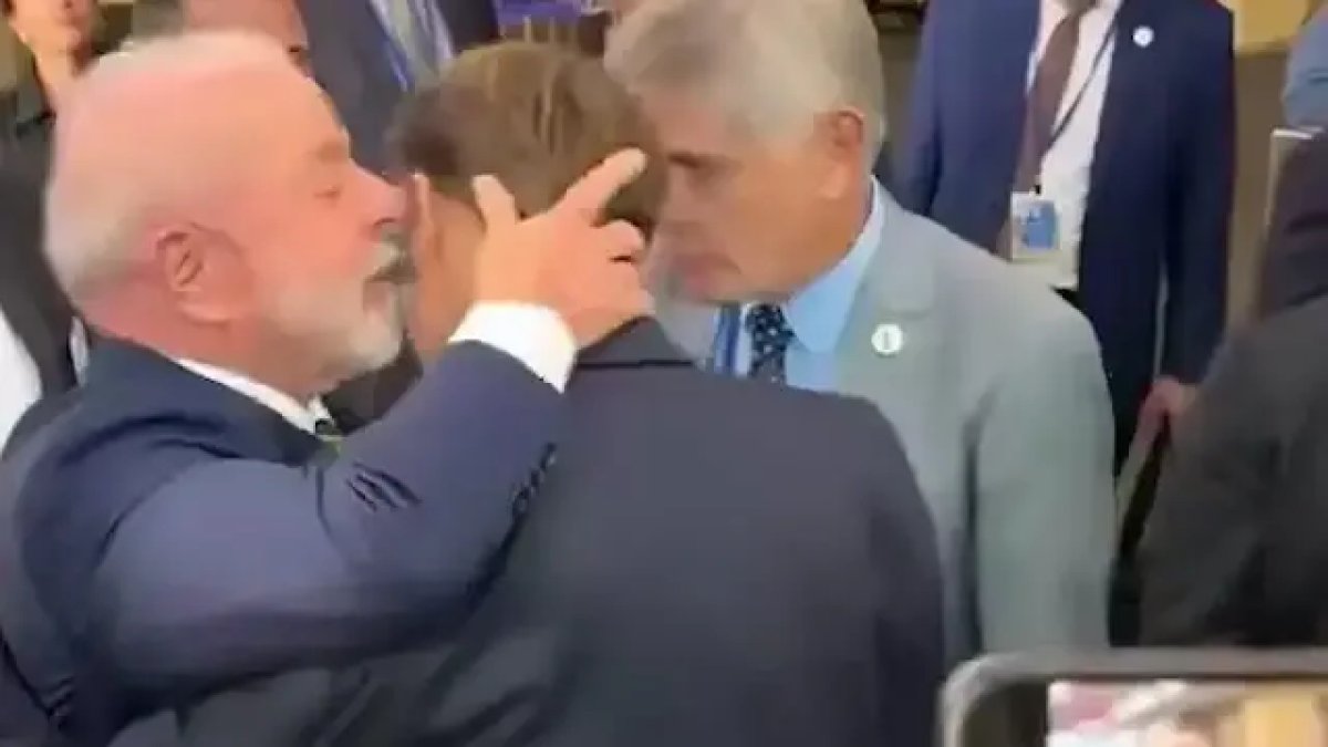 BM Genel Kurulu'nda ilginç anlar: Lula, Macron'u ensesinden yakaladı